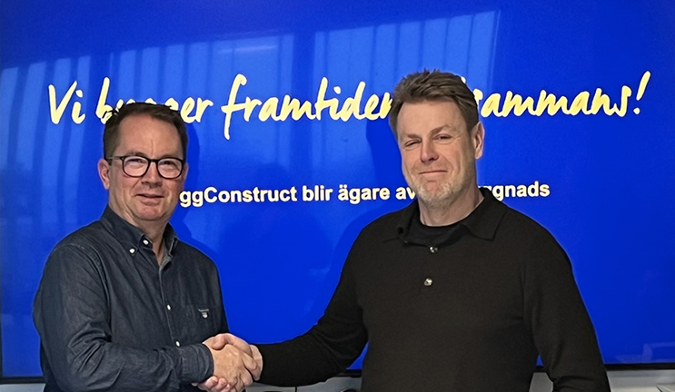 Mattias Kvist, fd vd FÖ Bygg skakar hand med Pär Karlsson, vd ByggConstruct.